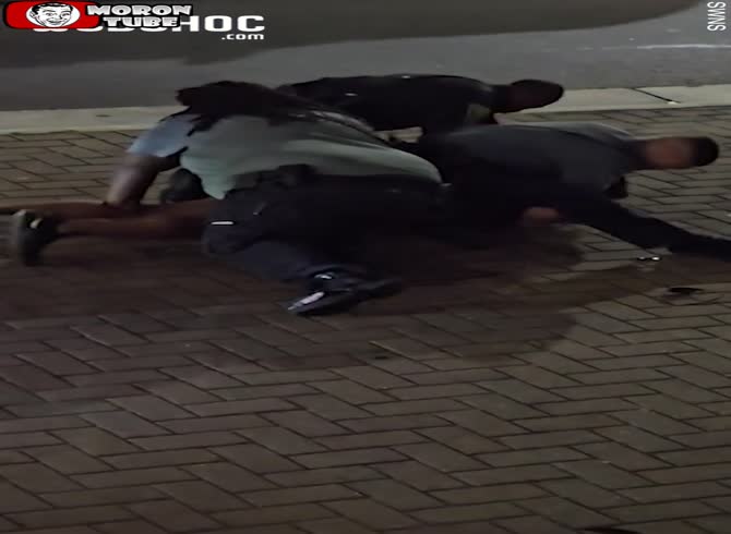 Video :Although he isn't prepared, a man in boxer shorts acts as though he intends to fight police officers!